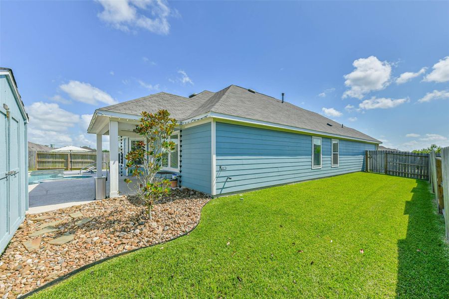 Exterior details and patio area of a home in Mustang Crossing, Alvin (Image 24).