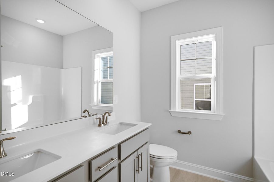 SUN_Everlee_Pic_LandrumIII_Bath2_1of1