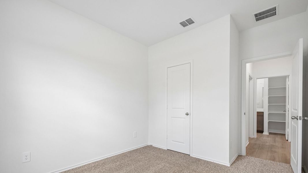 Spacious, unfurnished interior of a new home in Valverde, Bastrop (Image 18).