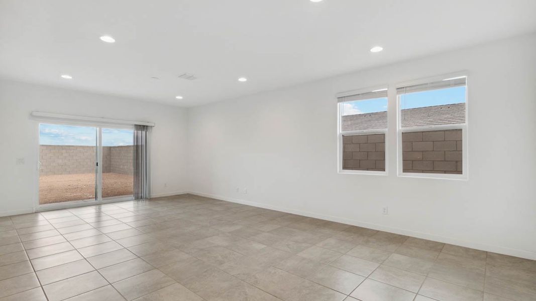 Spacious, unfurnished interior of a new home in Elena Trails, Maricopa (Image 14).