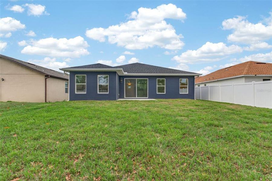 Exterior details and patio area of a home in , Orlando (Image 33).