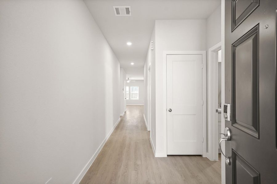 Spacious, unfurnished interior of a new home in Lakes at Crockett Martin, Conroe (Image 17).