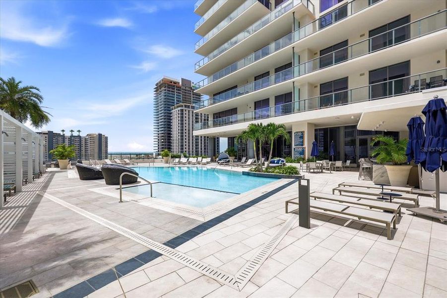 Condo located in St. Petersburg, FL showcasing its design and architecture (Image 43).