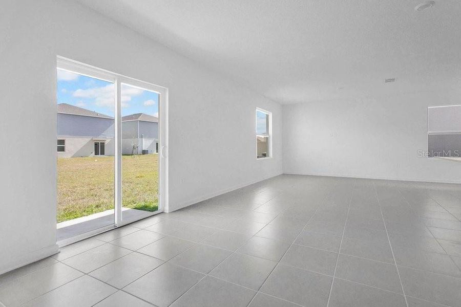 Spacious, unfurnished interior of a new home in Peace Creek Reserve, Winter Haven (Image 16).
