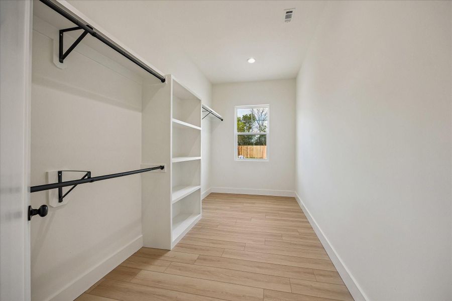 Spacious, unfurnished interior of a new home in , Santa Fe (Image 31).