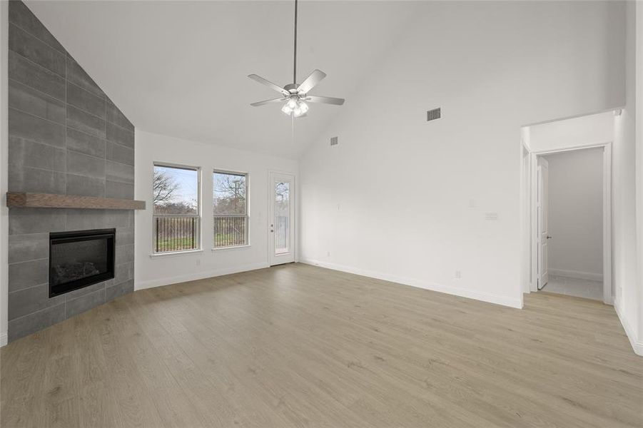 Spacious, unfurnished interior of a new home in Hidden Vistas, Burleson (Image 18).