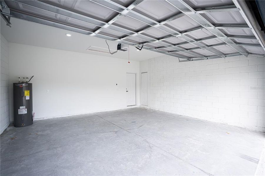 Spacious, unfurnished interior of a new home in , Ocala (Image 38).