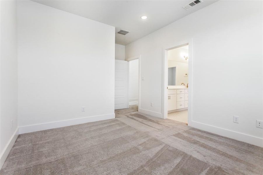 Spacious, unfurnished interior of a new home in , Richardson (Image 39).