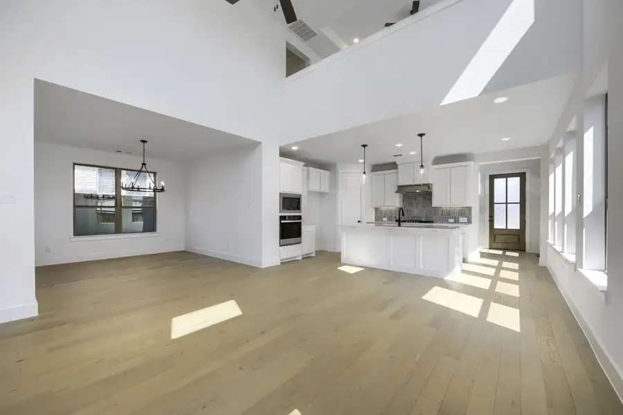 6028 Silverstein - Living Area