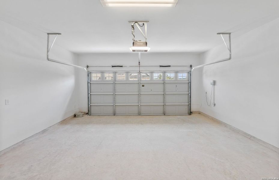 Spacious, unfurnished interior of a new home in Davis Ranch, San Antonio (Image 35).