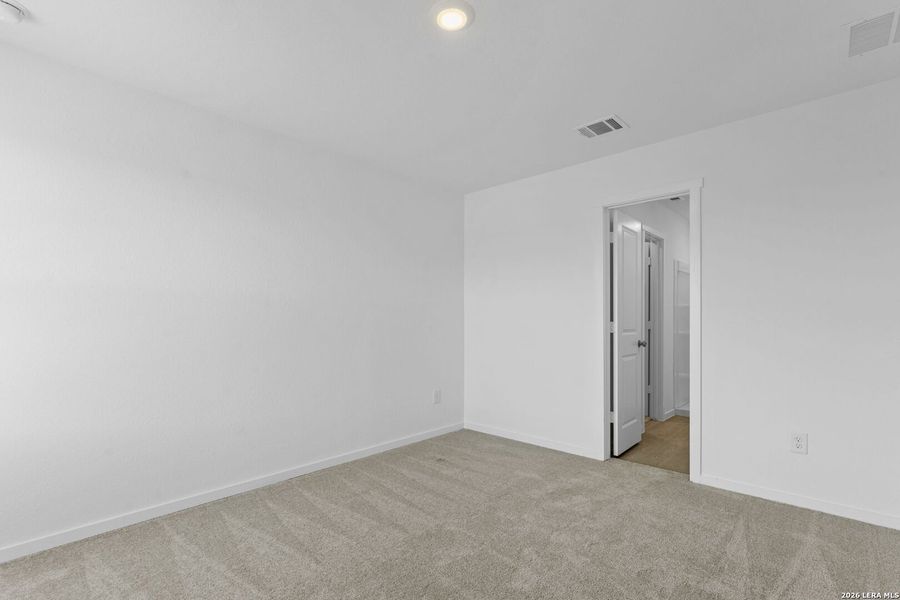 Spacious, unfurnished interior of a new home in Spring Grove, St. Hedwig (Image 14).