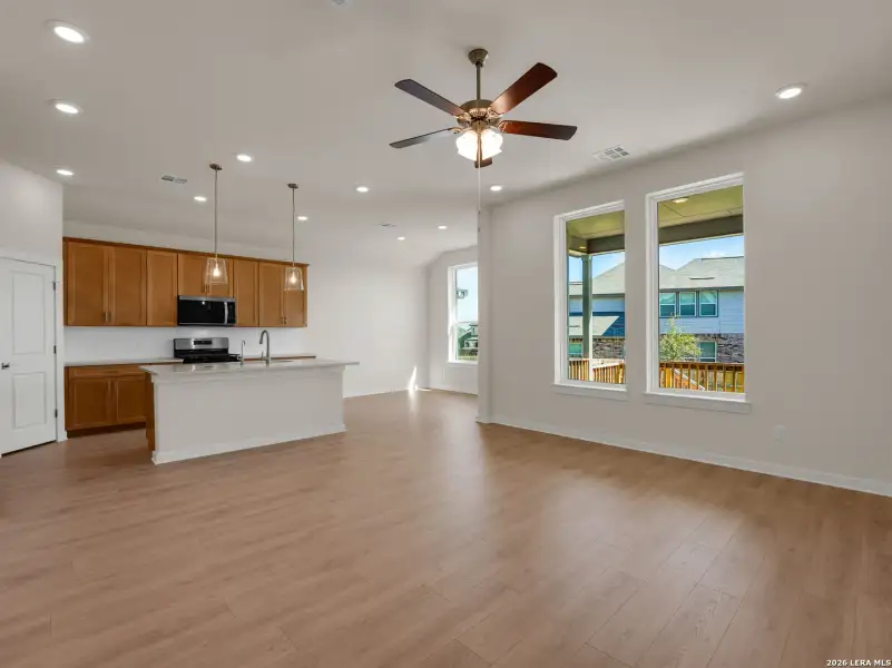 Spacious, unfurnished interior of a new home in Comanche Ridge, San Antonio (Image 18).
