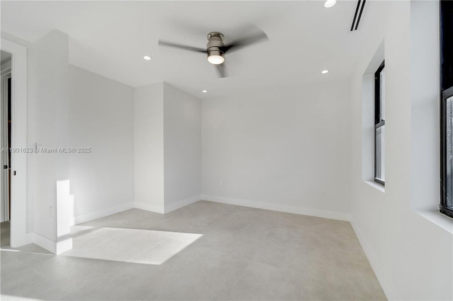 Spacious, unfurnished interior of a new home in , Fort Lauderdale (Image 57).
