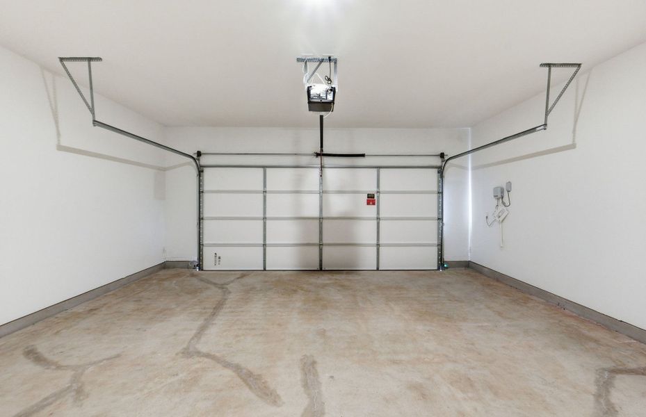 Spacious, unfurnished interior of a new home in Saddleback at Santa Rita Ranch, Liberty Hill (Image 36).