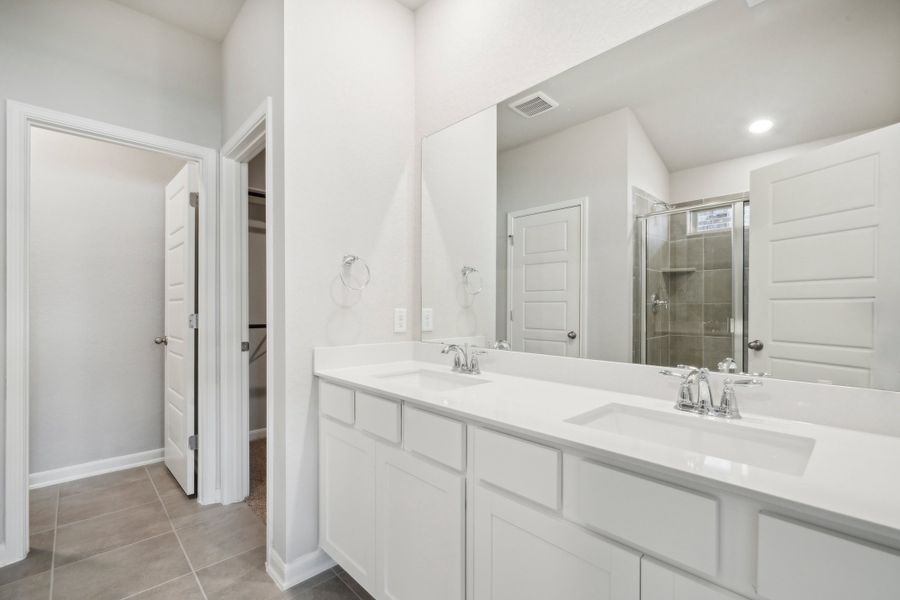 Primary bathroom in the Fitzhugh floorplan in a Meritage Homes community.