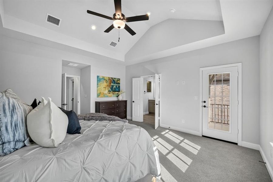 Vaulted ceiling with an integrated ceiling fan and recessed lighting