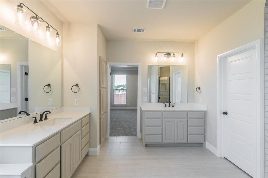 Furnished interior view inside a new home in , Alvarado (Image 6).