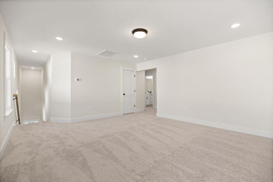 Spacious, unfurnished interior of a new home in Harbor Crossing, Greensboro (Image 33).