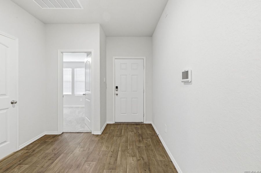 Spacious, unfurnished interior of a new home in Arroyo Ranch, Seguin (Image 32).