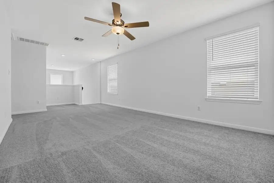 Spacious, unfurnished interior of a new home in Sunfield, Buda (Image 19).