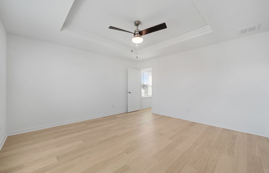 Spacious, unfurnished interior of a new home in Sunfield, Buda (Image 35).