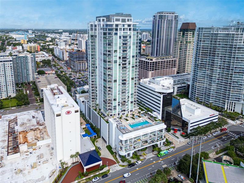 Condo located in St. Petersburg, FL showcasing its design and architecture (Image 28).