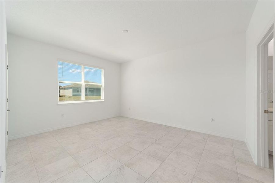 Spacious, unfurnished interior of a new home in Calesa Township, Ocala (Image 19).