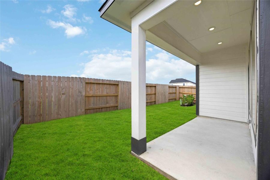 Exterior details and patio area of a home in La Segarra 40', Brookshire (Image 3).