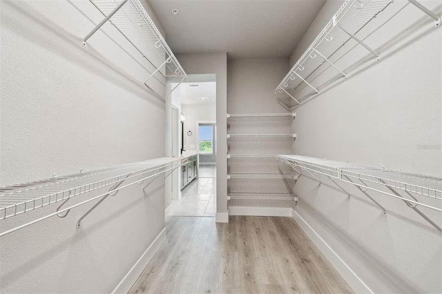 Spacious, unfurnished interior of a new home in , Sarasota (Image 25).