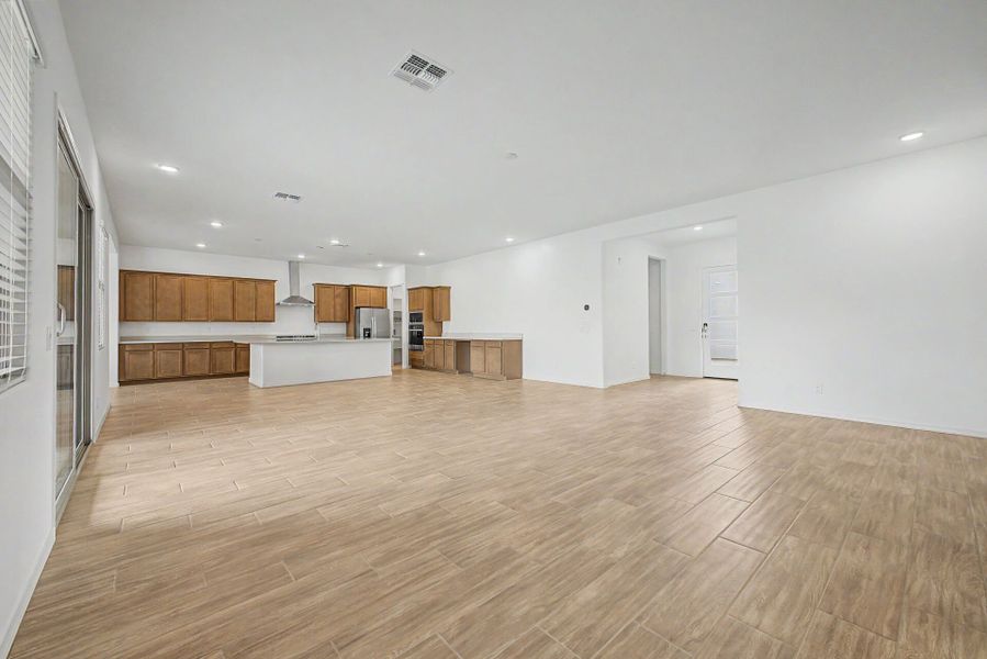Spacious, unfurnished interior of a new home in Empire Pointe, Queen Creek (Image 10).