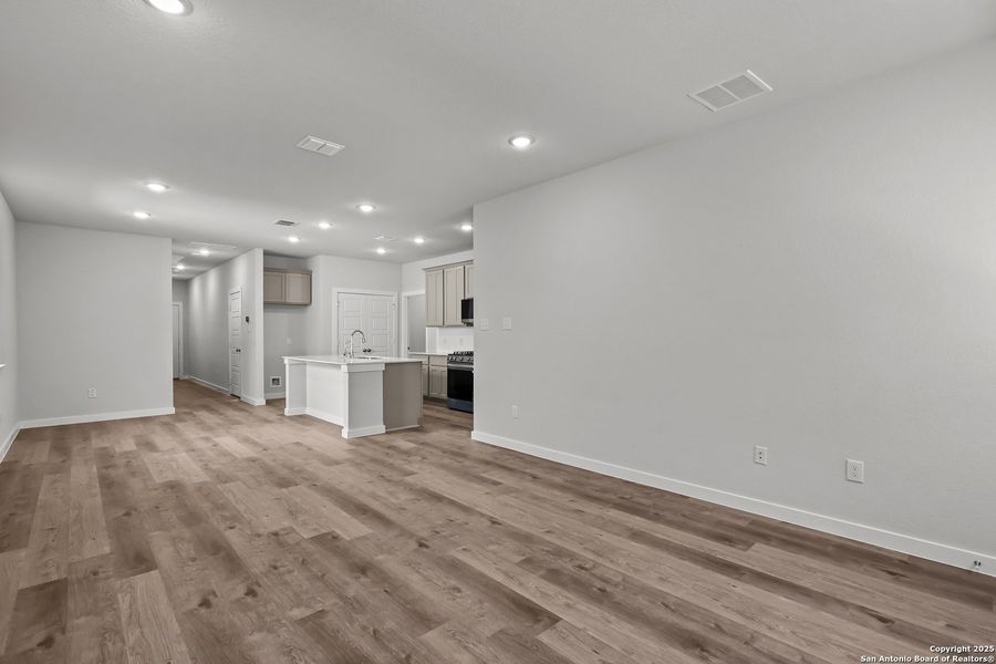 Spacious, unfurnished interior of a new home in Senna, Leon Valley (Image 18).