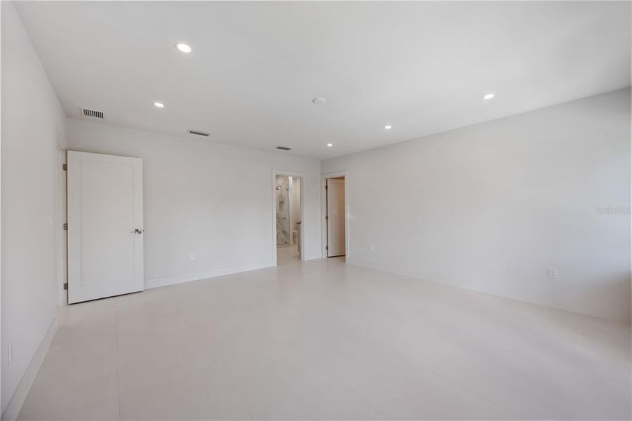 Spacious, unfurnished interior of a new home in , Sarasota (Image 70).