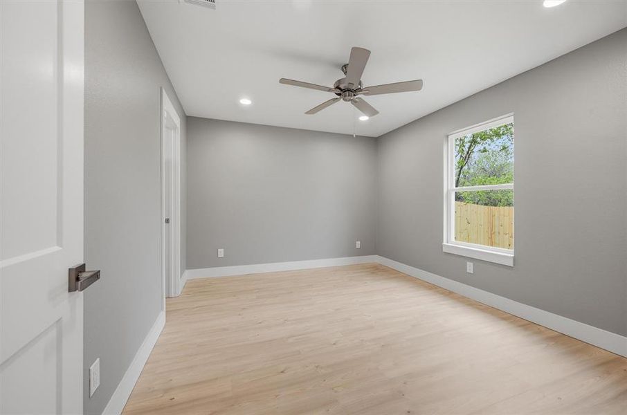 Spacious, unfurnished interior of a new home in , Sherman (Image 18).