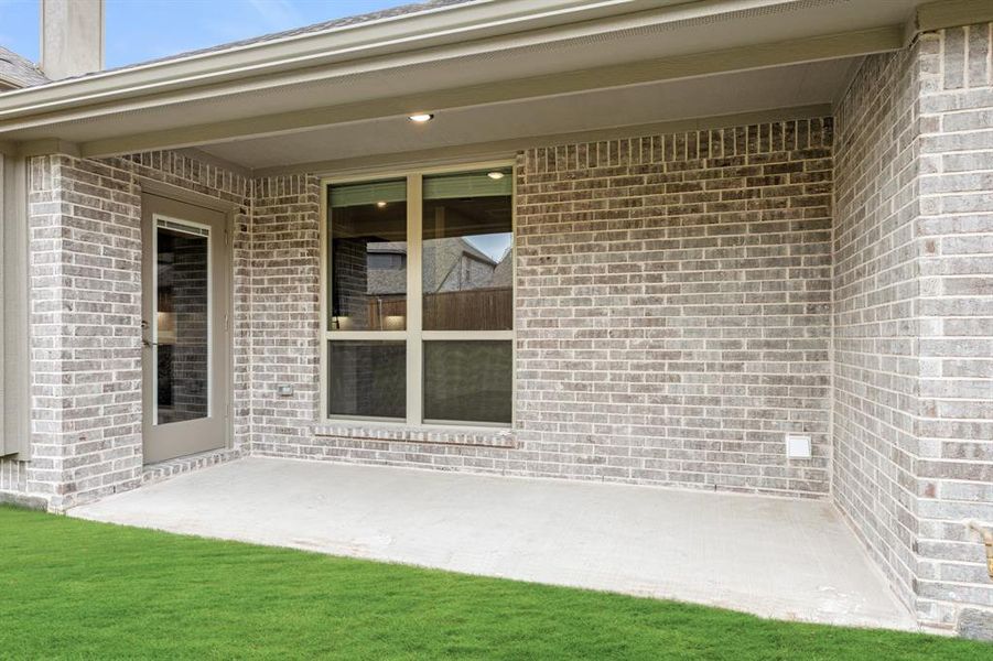 Exterior details and patio area of a home in Liberty, Melissa (Image 25).