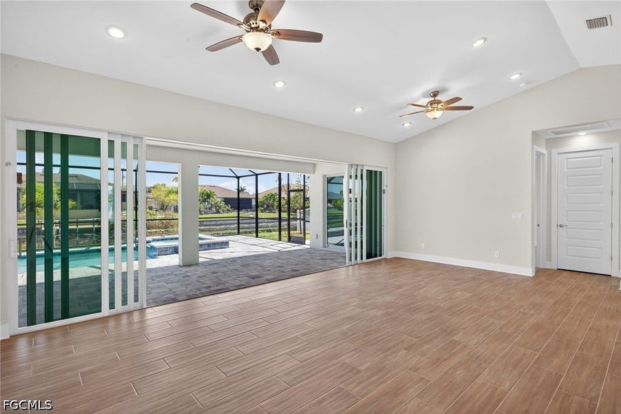 Spacious, unfurnished interior of a new home in Cape Coral, Cape Coral (Image 13).