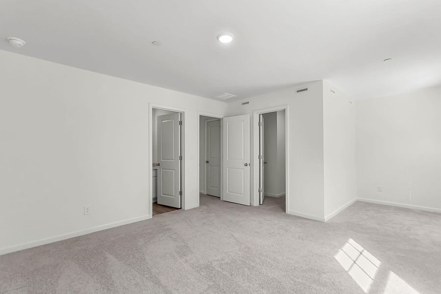 Spacious, unfurnished interior of a new home in Halstead, Moncks Corner (Image 19).