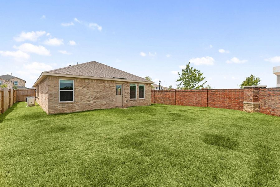 Exterior details and patio area of a home in , Katy (Image 4).
