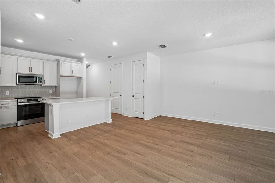 Spacious, unfurnished interior of a new home in , Tampa (Image 21).