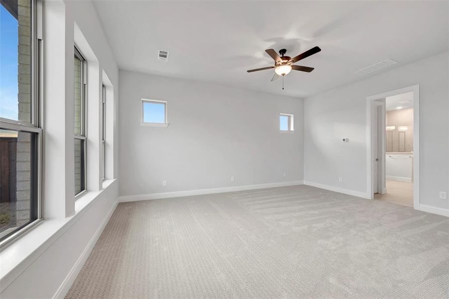 Spacious, unfurnished interior of a new home in Myrtle Creek, Waxahachie (Image 29).