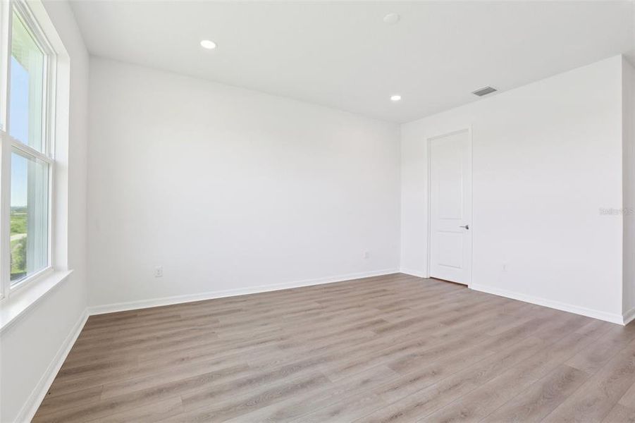 Spacious, unfurnished interior of a new home in Isla Mirada, San Antonio (Image 52).