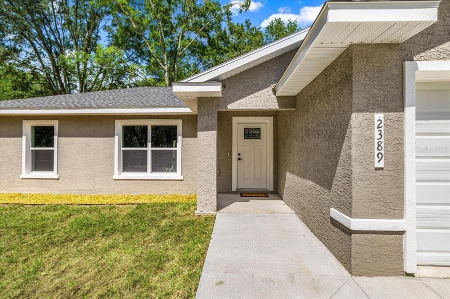 Exterior details and patio area of a home in , Ocala (Image 3).