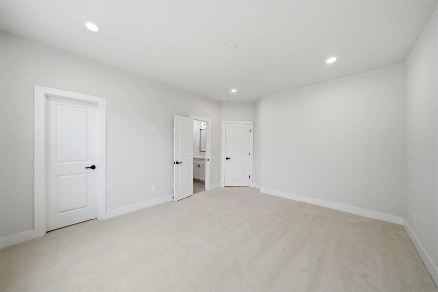Spacious, unfurnished interior of a new home in , Houston (Image 26).