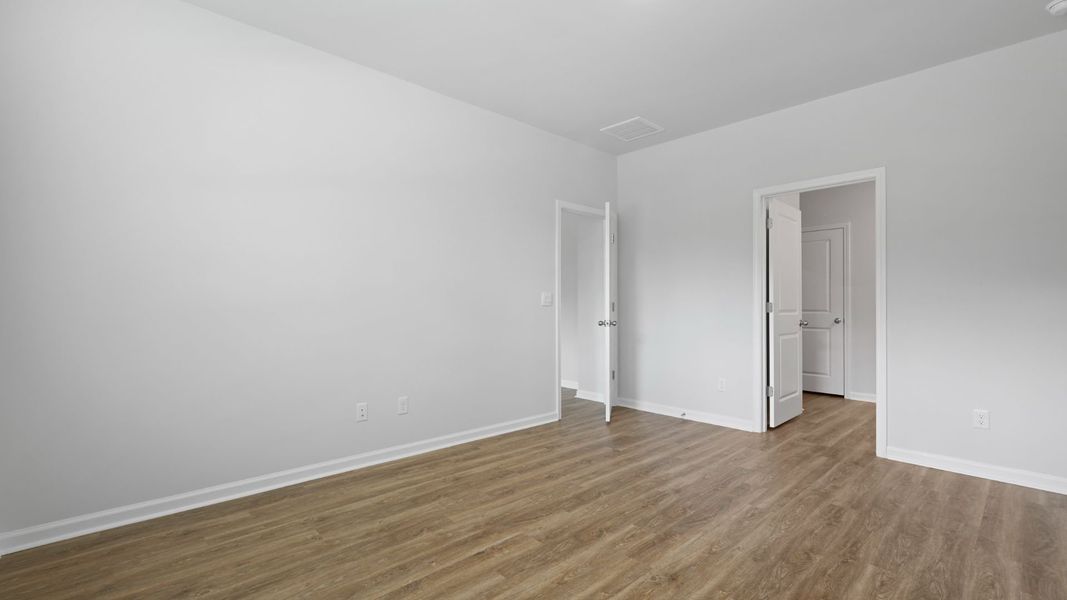 Spacious, unfurnished interior of a new home in Sheep Island, Summerville (Image 13).