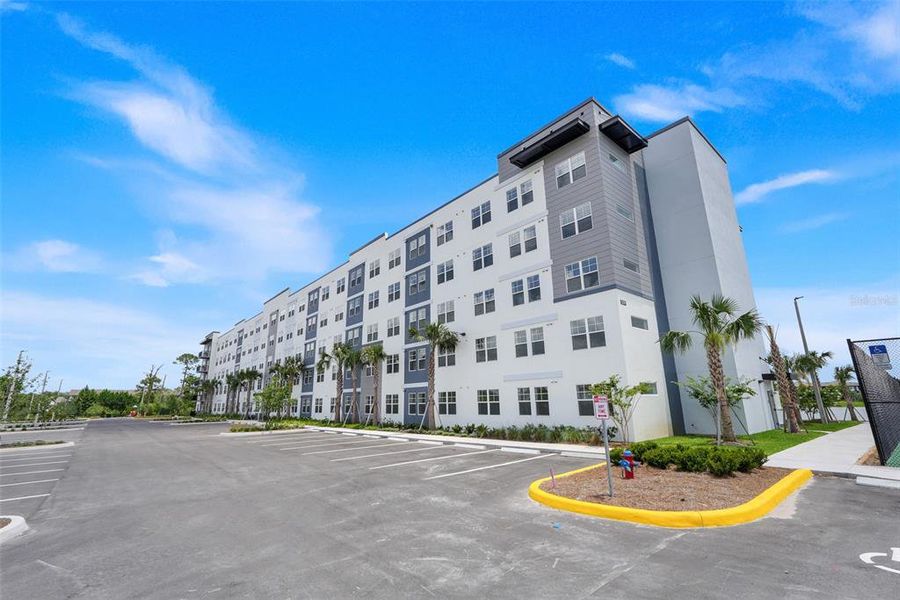 Condo located in Orlando, FL showcasing its design and architecture (Image 4).