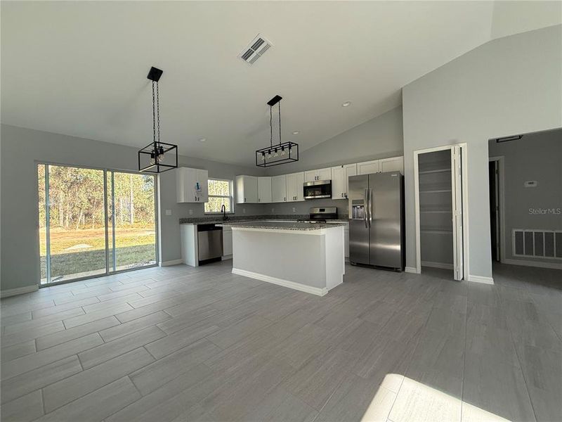 Spacious, unfurnished interior of a new home in , Dunnellon (Image 4).