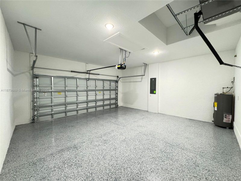 Spacious, unfurnished interior of a new home in , Cape Coral (Image 8).