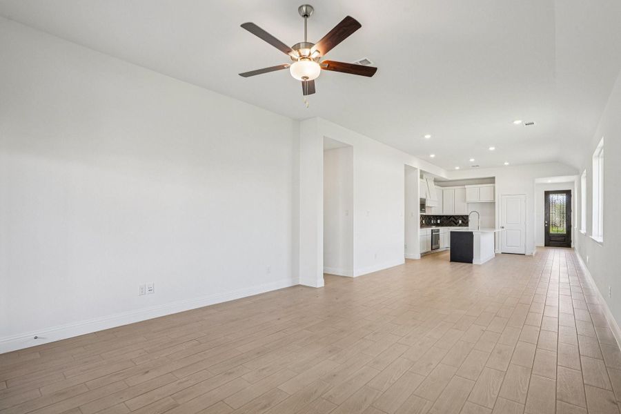 Spacious, unfurnished interior of a new home in Sienna 40', Missouri City (Image 13).