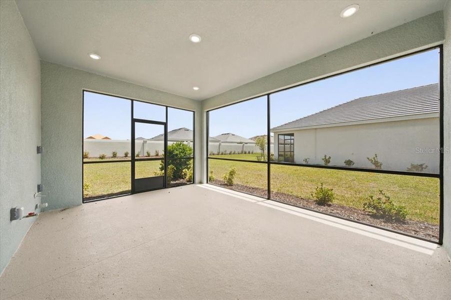 Exterior details and patio area of a home in , Palmetto (Image 3).