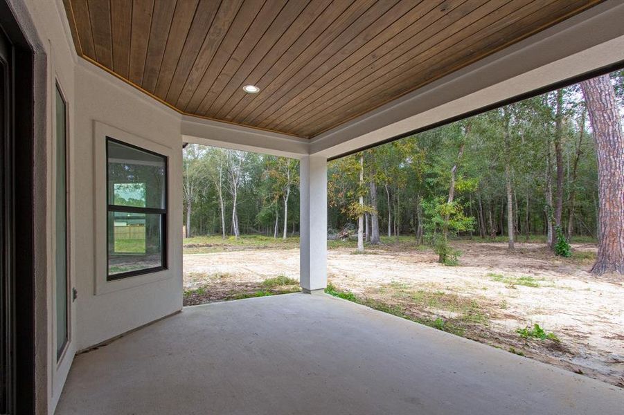 Beautiful covered patio, ideal for relaxing and unwinding.