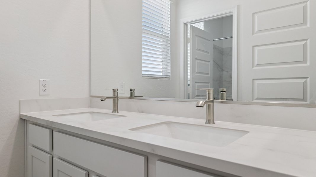 Representative interior finishes for a home built from the Crow by D.R. Horton in Zanjero Pass, Glendale (Image 24).